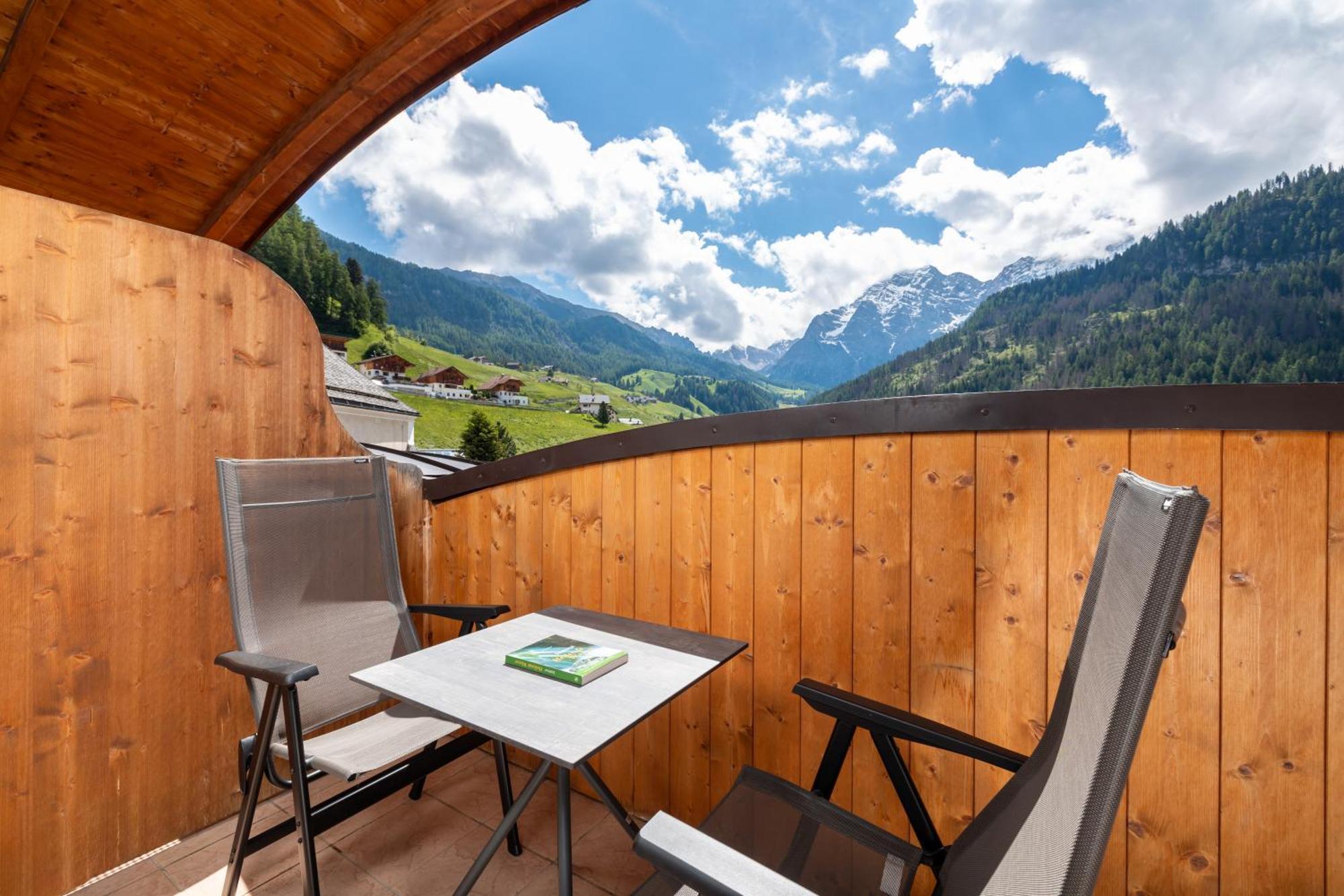 Hotel Alpenrose Dolomites La Valle Luaran gambar