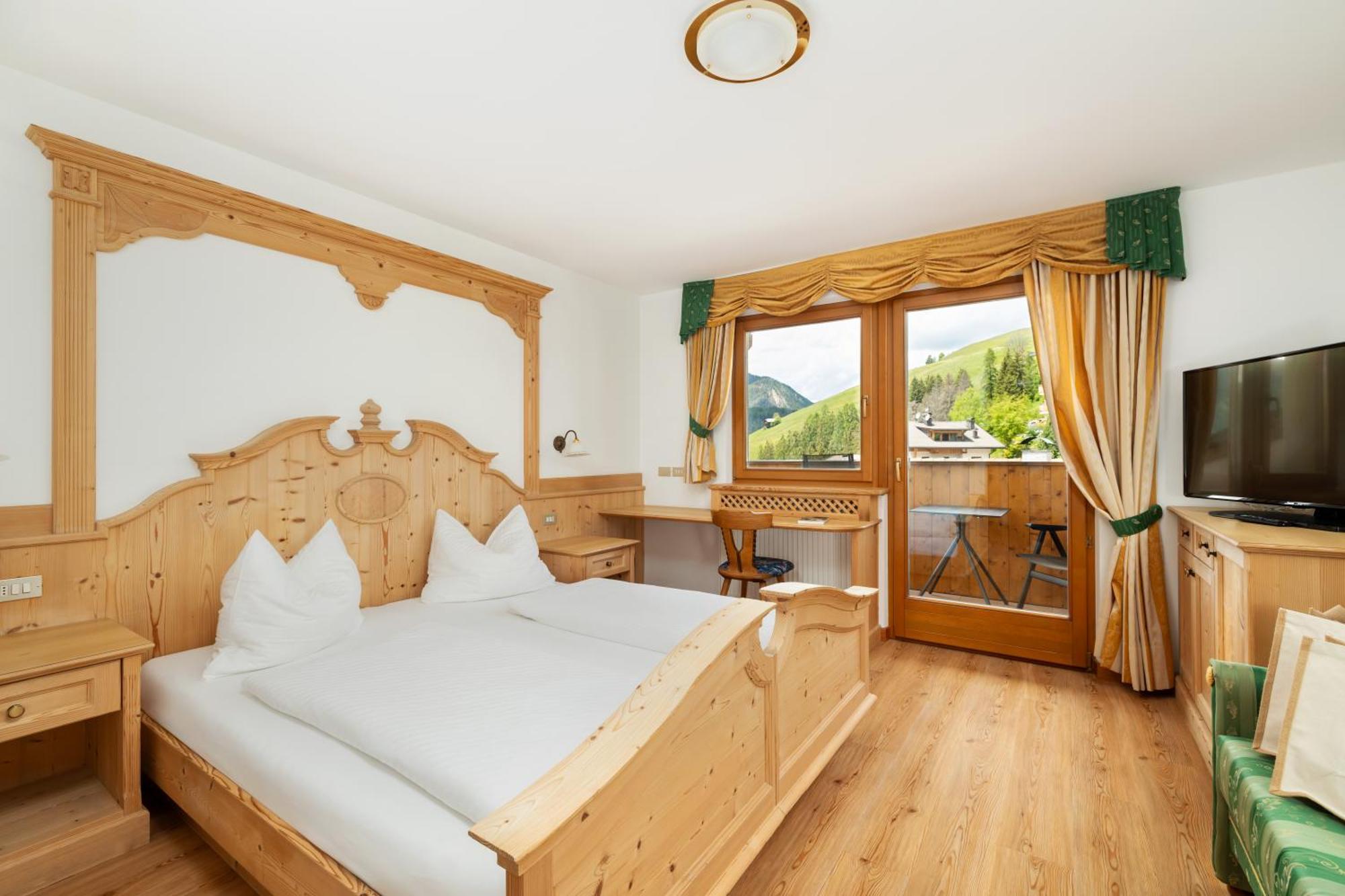 Hotel Alpenrose Dolomites La Valle Luaran gambar